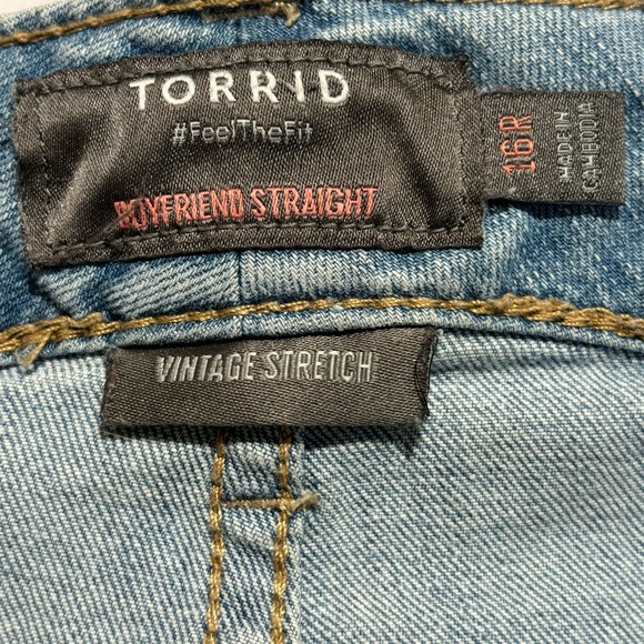 TORRID Sz 16 R Boyfriend Straight Vintage Stretch Light Wash Distressed Jeans - Picture 11 of 11
